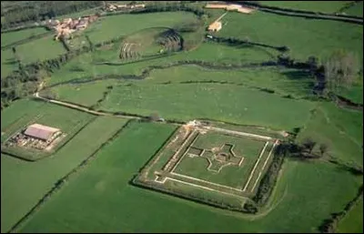 Le site gallo-romain de Sanxay en pleine campagne laisse apercevoir au milieu des champs un amphithéâtre, un temple et des thermes. Dans quel département peut-on admirer cet ensemble ?