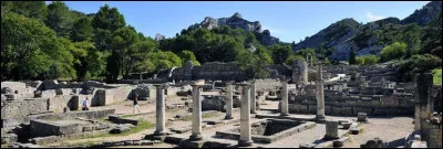 Dans quelle ville se situe Glanum ville antique découverte vers 1921.