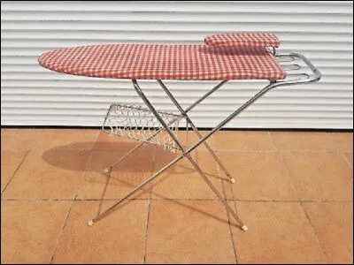 Quel nom donne-t-on &agrave; la petite planche mont&eacute;e g&eacute;n&eacute;ralement sur une table &agrave; repasser ?