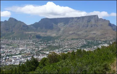 Dans quel pays ''La montagne de la Table'' est-elle situ&eacute;e, sachant quelle surplombe la ville du Cap ?