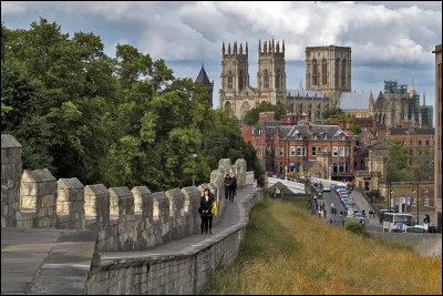 Ville anglaise de 200 000 habitants, située dans le nord du pays, capitale d'un royaume viking au Xe siècle :