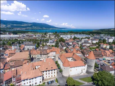 Ville suisse de 30 000 habitants, située à l'extrémité sud-ouest du lac de Neuchâtel :