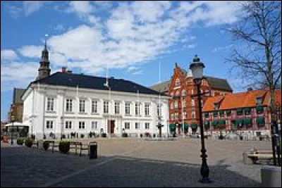 Dans quel pays se trouve Ystad, ville de 20 000 habitants ?