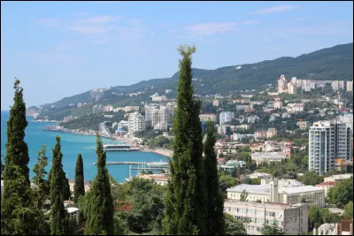 Dans quel pays se trouve aujourd'hui Yalta, ville de 75 000 habitants située sur la mer Noire, célèbre par la conférence alliée de 1945 ?
