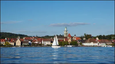 Ville allemande de 21 000 habitants, située dans le Bade-Wurtemberg, sur la rive nord-ouest du lac de Constance :