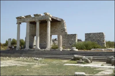 En 494 avant J-C, cette cité, qui avait pris la tête de la révolte des cités grecques d'Ionie contre le Grand Roi, est assaillie par les Perses à la fois par terre et par mer. La ville est prise et rasée et sa population déportée. De quelle cité s'agit-il ?