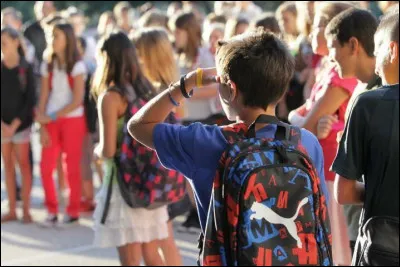 Un nouveau/une nouvelle (trop beau/belle) vient de faire son arrivée en classe :