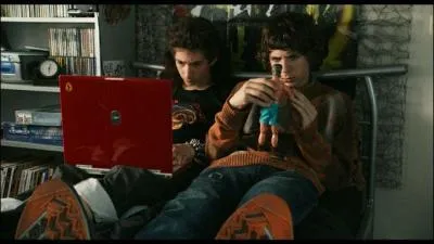 Les deux jeunes surfent sur le site de :