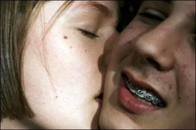 Qu'est-ce qui dgoute Herv de sa copine quand ils sont dans sa chambre ?