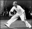 Joueur Britannique des annes 1930. 1 Open d'Australie, 1 roland Garros, 3 wimbledon, 3 US Open et plusieurs titres Masters.