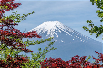 Je suis un volcan japonais au sommet enneigé. Qui suis-je ?