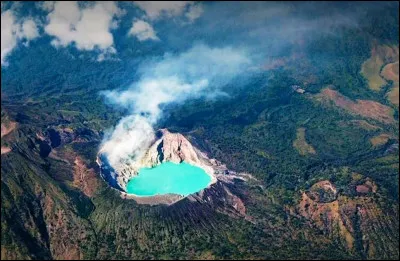Je suis un volcan situé en Indonésie. Je suis célèbre pour mon lac acide et mes flammes bleues. Qui suis-je ?