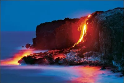 Je suis une île des États-Unis d'Amérique qui abrite plusieurs volcans. Qui suis-je ?