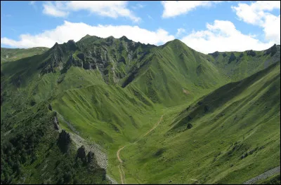 Je suis un volcan éteint situé en France métropolitaine. Qui suis-je ?