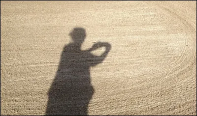 Que ne doit-on pas lâcher pour l'ombre, selon l'expression, qui signifie qu'on abandonne quelque chose de réel pour quelque chose d'incertain ?