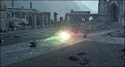 Avec quel sort Harry tue-t-il Voldemort ?