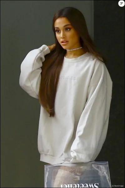 Ariana portait un bracelet au poignet, pendant un long moment. Cétait un bracelet religieux...