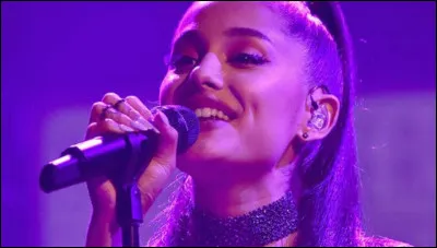 Quel rôle joue-telle dans la série Hairspay Live ! ?