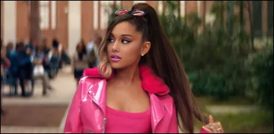 La voix d'Ariana couvre...