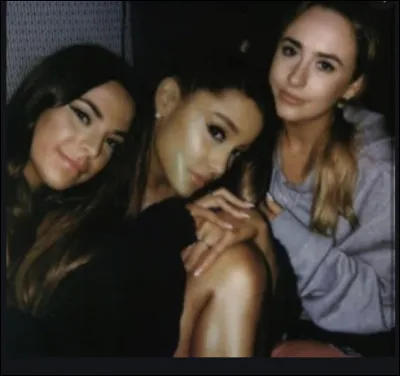 Qui étaient ses 2 meilleures amies ? 
(L'une d'elles s'est disputée avec Ariana )