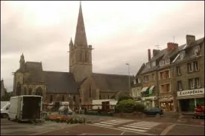 C'est jour de marché au pied de l'église Saint-Pierre-et-Saint-Paul de Périers. Ville Manchote, elle se situe en région ...