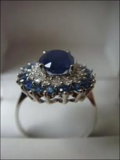 Voici un précieux bien de famille : la bague de la grand-mère du marié ! Elle va devenir la bague de fiançailles de la future mariée. Cinq ans plus tard ils divorcent.
Mamie veut récupérer sa bague. Y parviendra-t-elle ?