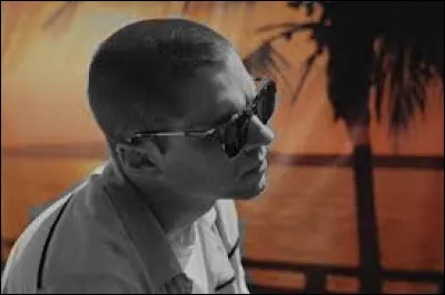 Quel est ce chanteur au timbre de voix sensuel et hors du commun, qui interprète les paroles "Dis-moi si j'te fais mal quand j'te fais du bien" ?