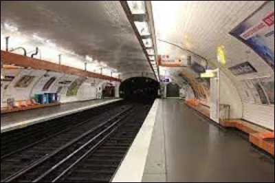 Ouverte le 12 octobre 1942 sur la ligne 5, ''Église de Pantin'' doit son nom à l'édifice qui se situe à proximité. À quel saint est dédié ce monument ?