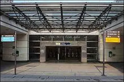 Station de la ligne 1, ''Esplanade de la Défense'' fut inaugurée sur la ligne 1 le 1er avril 1992. Située à l'extrémité est du quartier d'affaires de la Défense, à la limite entre les communes de Courbevoie et de Puteaux. Sous quelle présidence fut inaugurée l'Arche de la Défense ?