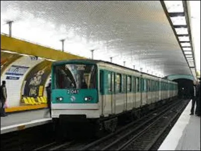 Station de la ligne 9, ''Croix de Chavaux'' fut mise en service le 14 octobre 1937. Située sous l'actuelle place Jacques Duclos, la croix de Clavaux localisée l'intersection de six routes conduisant à Paris vers l'ouest. Rosny-sous-Bois à l'est, Bagnolet au nord. À quelle ville cette voie menait-elle au sud ?