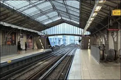 Station de la ligne 6, ''Dupleix'' fut ouverte le 24 avril 1906. Tenant son nom de la rue toute proche, elle rend hommage à Joseph François Dupleix (1697-1763). Quel poste tenait-il lors du règne de Louis XV ?