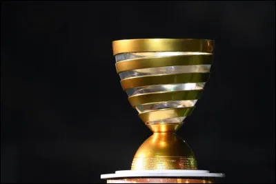 Qui a offert l'unique Coupe de la Ligue en 1999 au RC Lens, et contre quel adversaire ?