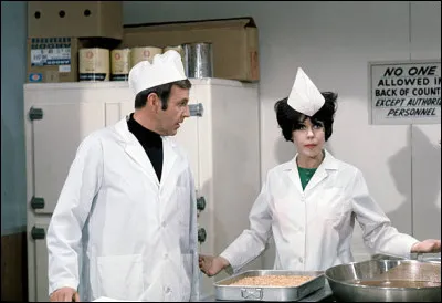 L'oncle Arthur et Serena ont perdu leurs pouvoirs, ils trouvent un travail, que font-ils exactement ?