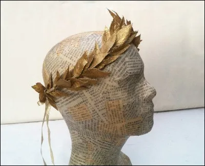 Depuis l'antiquité grecque, la couronne de laurier symbolise la victoire ou le génie. Elle était remise aux grands hommes et fut progressivement associée au titre dEmpereur, notamment à :