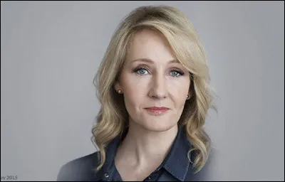 Qui est l'auteure de ''Harry Potter à l'école des sorciers'' et des six autres romans de cette saga romanesque ?