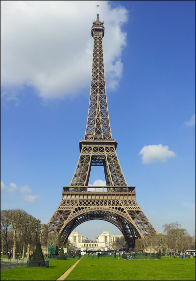 La tour Eiffel est à Londres.