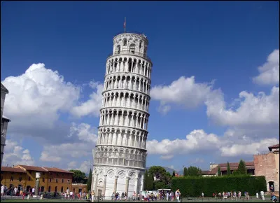 La tour de Pise est penchée.