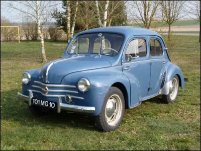 Quel était le surnom de la Renault 4CV, l'un des symboles des vacances des années 50 ?