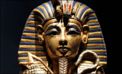 Quel égyptologue a découvert le tombeau de Toutânkhamon, ce pharaon décédé très jeune ?