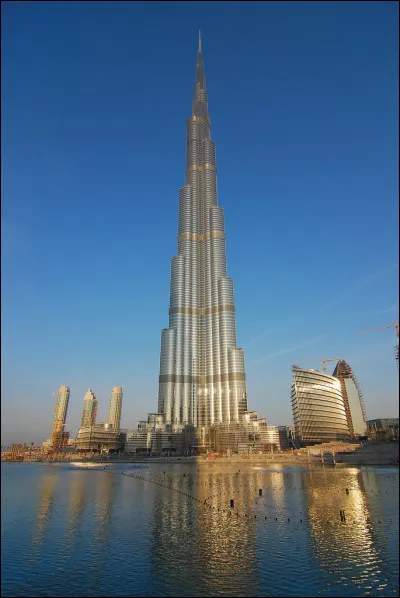 Quelle est cette tour haute de 828 mètres ?