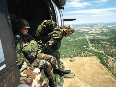 Où se trouve l'école des troupes aéroportées (ETAP),où les futurs parachutistes apprennent à sauter d'un avion en vol ?