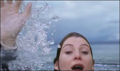 Quels personnages décédés rencontre Meredith, lorsqu'elle rêve pendant sa noyade ?