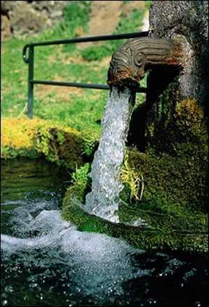 A la claire fontaine, m'en allant promener, j'ai trouv l'eau... .