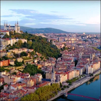 Laquelle de ces places se trouve pr&egrave;s de l�h&ocirc;tel de ville de Lyon, au pied de la colline de la Croix-Rousse ?
