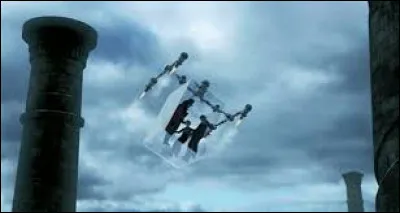 Qui accompagne Willy Wonka dans l'ascenseur de verre à la fin du film ?