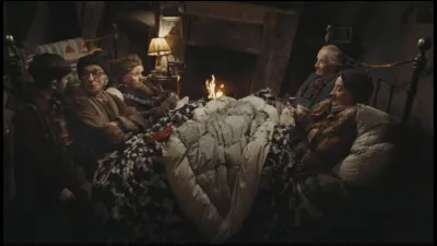 Dans la famille de Charlie, qui occupe le lit du salon ?