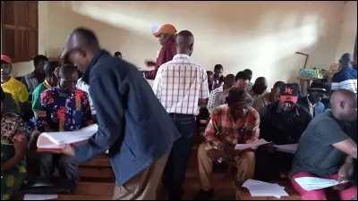 Quand on souhaite dire quelque chose à quelqu'un, on utilise...