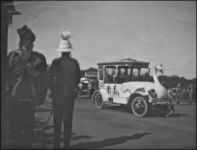 À qui fut-il demandé d'échafauder la carrosserie de cette "bestiole" ?