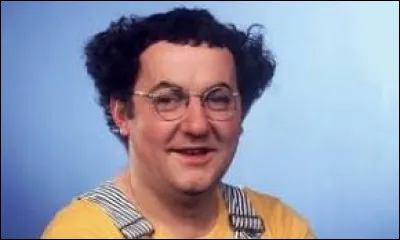 Humoriste au look bien à lui, vedette incontournable des années 80, il s'agit de...