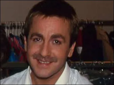 Humoriste connu pour avoir fait partie du groupe comique Les Nuls sur Canal+, il s'agit de...